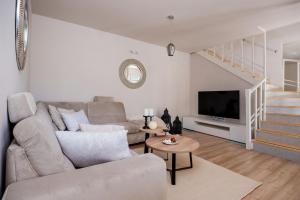 ŽrnovnicaにあるLuxury Villa LeLu with heated saltwater pool, parking, high speed Internet, BBQ,のソファとテレビのあるリビングルーム