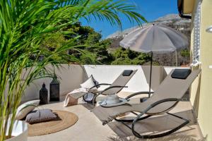 ŽrnovnicaにあるLuxury Villa LeLu with heated saltwater pool, parking, high speed Internet, BBQ,のパティオ(椅子2脚、パラソル付)