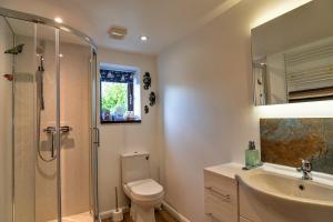 Ένα μπάνιο στο Finest Retreats - The Barn at Prowses Farm +31 φωτογραφίες