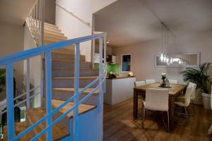 ŽrnovnicaにあるLuxury Villa LeLu with heated saltwater pool, parking, high speed Internet, BBQ,のキッチン、ダイニングルーム(青い階段、ダイニングテーブル付)