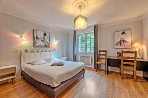 Postel nebo postele na pokoji v ubytování Logis Hotel De La Corniche