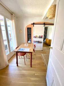 a dining room with a table and a chair at Dijon hypercentre *Le Berbisey* in Dijon