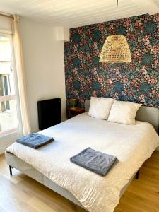 a bedroom with a bed with two towels on it at Dijon hypercentre *Le Berbisey* in Dijon +5 photos