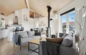 O zonă de relaxare la Four-Bedroom Holiday Home In Skjern