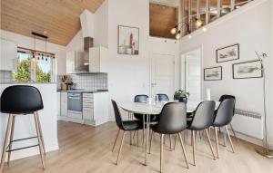 O bucătărie sau chicinetă la Four-Bedroom Holiday Home In Skjern