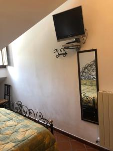 Televízia a/alebo spoločenská miestnosť v ubytovaní Hotel Bucaneve