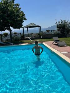 a person in a swimming pool at Villa Alce in Fontanarosa
