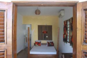 a room with a bed in the corner of a room at Maison Tikani in Cotonou
