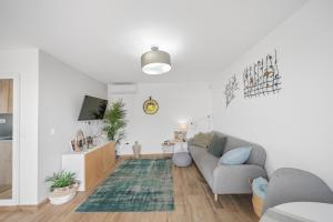 un salon avec un canapé et une télévision dans l'établissement Villa Susanna, à Benalmádena