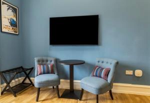 TV a/nebo společenská místnost v ubytování 8QR Rooms