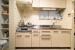 una piccola cucina con lavello e fornello di 錦糸町 a Tokyo