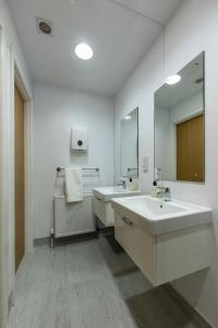 Koupelna v ubytování 8QR Rooms
