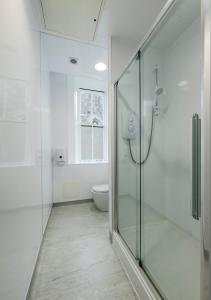 Koupelna v ubytování 8QR Rooms
