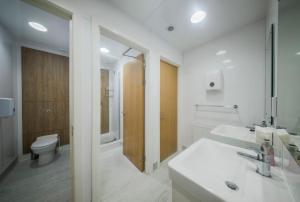Koupelna v ubytování 8QR Rooms