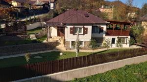 百乐·奥拉内斯蒂Casa Tihna的院子中带围栏的白色房子