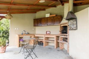 an outdoor kitchen with a stove and a table and chairs at Quintinha de Mirão Douro Valley in Resende