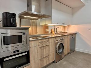 a kitchen with a stove and a sink and a dishwasher at Fantástico apartamento en el centro de Bilbao in Bilbao +21 photos