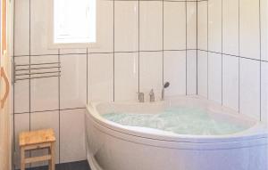 Øvre RamseにあるHoliday Home Dølemo Hillastadheiaの白いタイル張りのバスルーム(バスタブ付) +13枚の写真