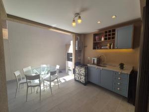 Una cocina o cocineta en Casa Harmonie - Seu refúgio na melhor praia da Bahia