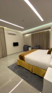a hotel room with two beds and a tv at فندق قمم الصفوه الفندقيه in Rafha +40 photos