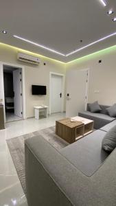 a living room with a couch and a table at فندق قمم الصفوه الفندقيه in Rafha