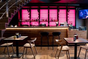 Lounge nebo bar v ubytování Novotel Vilnius Centre