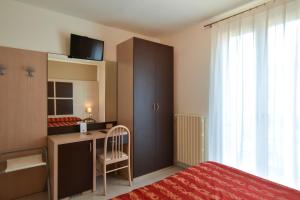 TV a/nebo společenská místnost v ubytování Hotel Eden Salò