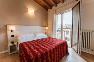 Postel nebo postele na pokoji v ubytování Hotel Eden Salò