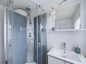 Kúpeľňa v ubytovaní À 200m de la plage, appartement pour 4 + 27 fotografií