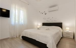 Postel nebo postele na pokoji v ubytování 2 Bedroom Cozy Home In Vlasici - Krsan