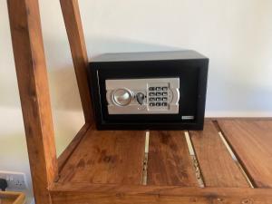 un horno microondas en la parte superior de un suelo de madera en Minah Bungalows, en Nungwi
