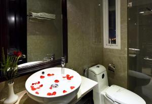 A bathroom at D&C Hotel