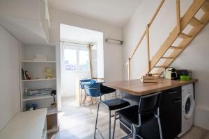 a kitchen with a table and chairs in a room at Beau Studio Rénové - Lille JB Lebas in Lille