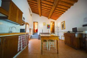Kuchyň nebo kuchyňský kout v ubytování Charming apartment in Loro Ciuffenna, 110 m² with Shared Pool.
