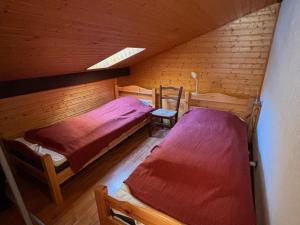 ein Zimmer mit zwei Betten in einer Holzhütte in der Unterkunft Spacieux appartement 2 chambres avec balcon ensoleillé - FR-1-692-82 in La Chapelle-dʼAbondance