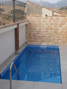 ein kleiner Swimmingpool auf dem Dach eines Hauses in der Unterkunft Casa de Teones con piscina privada in Montecorto