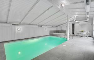 Πισίνα στο ή κοντά στο 4 Bedroom Cozy Home In Nykøbing Sj