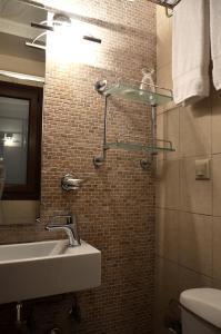 Ένα μπάνιο στο Ξενώνας Κωνσταντίνος Μπάκαρης