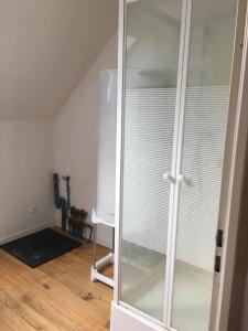 ein Glasschrank mit Glastür in einem Zimmer in der Unterkunft Le studio 99 in Neuville-Saint-Rémy + 12 Fotos