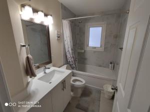 カルガリーにあるUofC-SAIT-Banff Trail-Suite A&Bの洗面台とトイレを備えた白いバスルーム