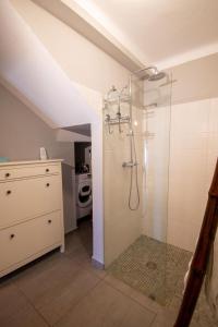 ein Badezimmer mit Dusche im Dachgeschoss in der Unterkunft 12a Travessa da Nau - Modernised yet traditional in Carvoeiro + 64 Fotos