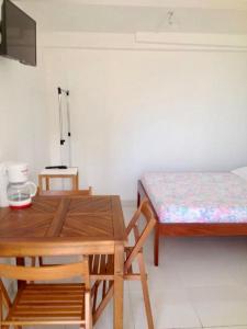 Postel nebo postele na pokoji v ubytování Pied-à-terre avec grand jardin, au Calme, 10min des plages, Parking gratuit + 9 fotografií
