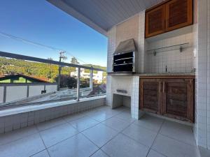 a kitchen with a view of a large balcony at Apartamento pé na areia in Ubatuba