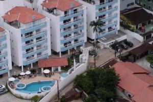 an overhead view of a pool and some buildings at Apartamento pé na areia in Ubatuba