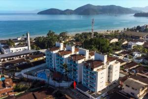 an aerial view of a city and the ocean at Apartamento pé na areia in Ubatuba