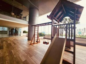 una habitación con un tobogán en el medio de un edificio en The Grand Ward Place - Colombo 7, en Colombo