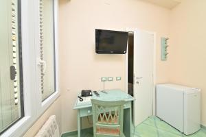 TV a/nebo společenská místnost v ubytování Albergo Atlantic