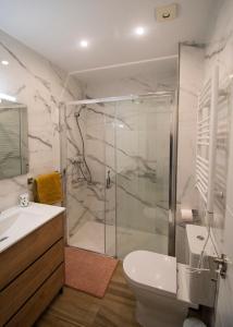 Ένα μπάνιο στο SnowGranada Los Valles Alodia House +26 φωτογραφίες