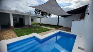 Πισίνα στο ή κοντά στο Santa Fe House