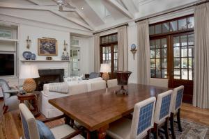 Μια τηλεόραση ή/και κέντρο ψυχαγωγίας στο Signature Three Bedroom Lagoon Residence 1035